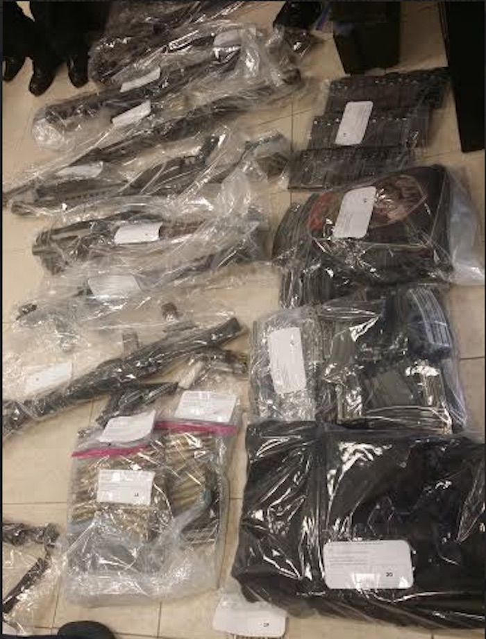 La PGR aseguró seis armas largas, dos cortas - 3 lanzacohetes RPG, tres calibre .50 barret, 40 granadas 40 mm, 15 granadas para lanzacohetes RPG, siete granadas de mano, 88 cargadores para arma de fuego de diversos calibres y 2 mil 294 cartuchos útiles de diferentes calibres. Foto: PGR