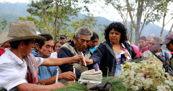 Berta Cáceres reunida en Río Blanco con otros miembros de la comunidad indígena lenca en ceremonia para recordar a los compañeros asesinados durante las luchas contra el Estado hondureño y las multinacionales. Berta Cáceres pasó años liderando la lucha hasta su asesinato a principios de marzo de este año. Foto: Fundación Goldman.