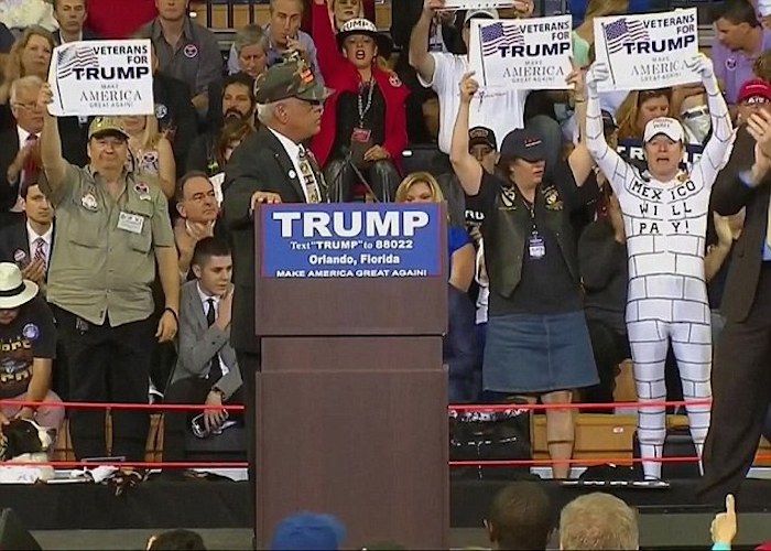 Trump también recibe el apoyo de los "veteranos", de acuerdo con este cartel. Foto: especial.