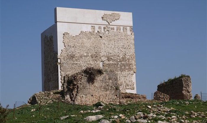 El restaurado castillo de Matrera del siglo XIX en Villamartín, España. Un arquitecto que pasó años supervisando la restauración defendió su obra tras recibir críticas de que el resultado parecía un edificio de estacionamiento con forma de cajón. Foto: AP