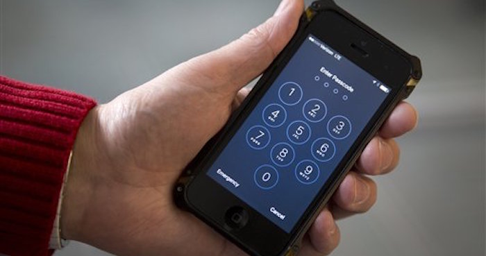 En esta imagen del 17 de febrero de 2016, se observa un iPhone en Washington. La disputa sobre si Apple debe ayudar al FBI a ingresar al iPhone del sospechoso de un ataque terrorista, est· por decidirse en un juzgado californiano. La audiencia del martes 22 de marzo en la Corte Federal de Distrito en Riverside, es la primera en la batalla en la que Cook y el director del FBI, James Comey debaten sobre la privacidad digital y la seguridad nacional. (Foto AP/Carolyn Kaster, Archivo)