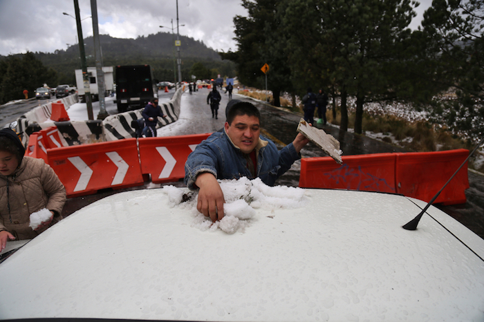 En la zona alta del Ajusco se registró caída ligera de nieve. Foto: Francisco Cañedo, SinEmbargo.