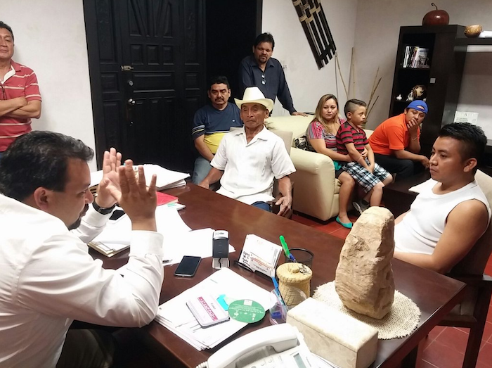 Reunión entre el Alcalde de Izamala y organizadores del Kots Kaal Pato, donde decidieron no sacrificar animales en la celebración. Foto: Twitter @WarnelMayE.