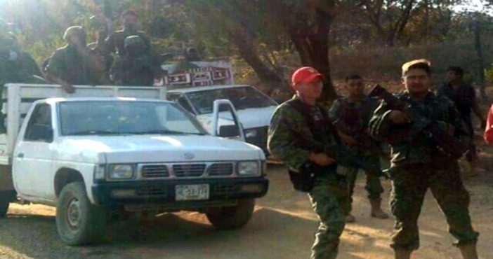 Entre 15 y 20 hombres fuertemente armados, con botas y vestimenta militar instalaron un retén en la carretera de terracería en Apaxtla, donde revisaban vehículos presuntamente en busca de policías comunitarios y le quitaban sus camionetas a los vecinos. Foto: El Sur