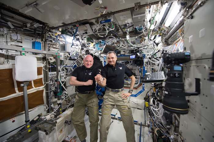 Scott Kelly (izquierda) y Mikhail Kornienko en el interior de la Estación Espacial Internacional. Foto: AP.