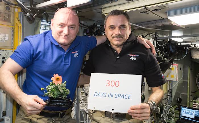 Scott Kelly y Mikhail Kornienko celebran sus 300 días consecutivos en el espacio. Foto: AP.