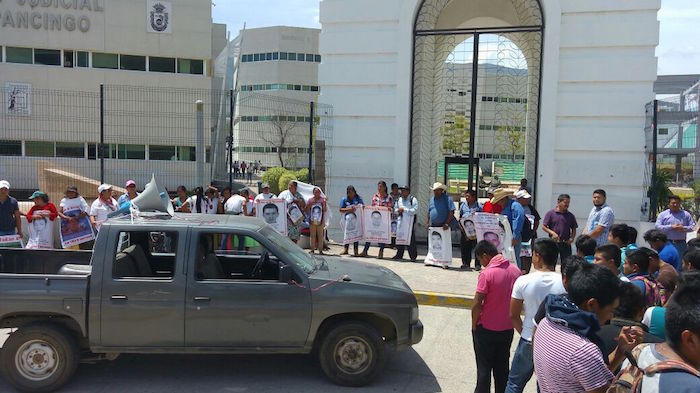 Familiares de policías comunitarios exigen la liberación de sus compañeros presoso en el penal de Ayutla. Foto: Jessica Torres, El Sur