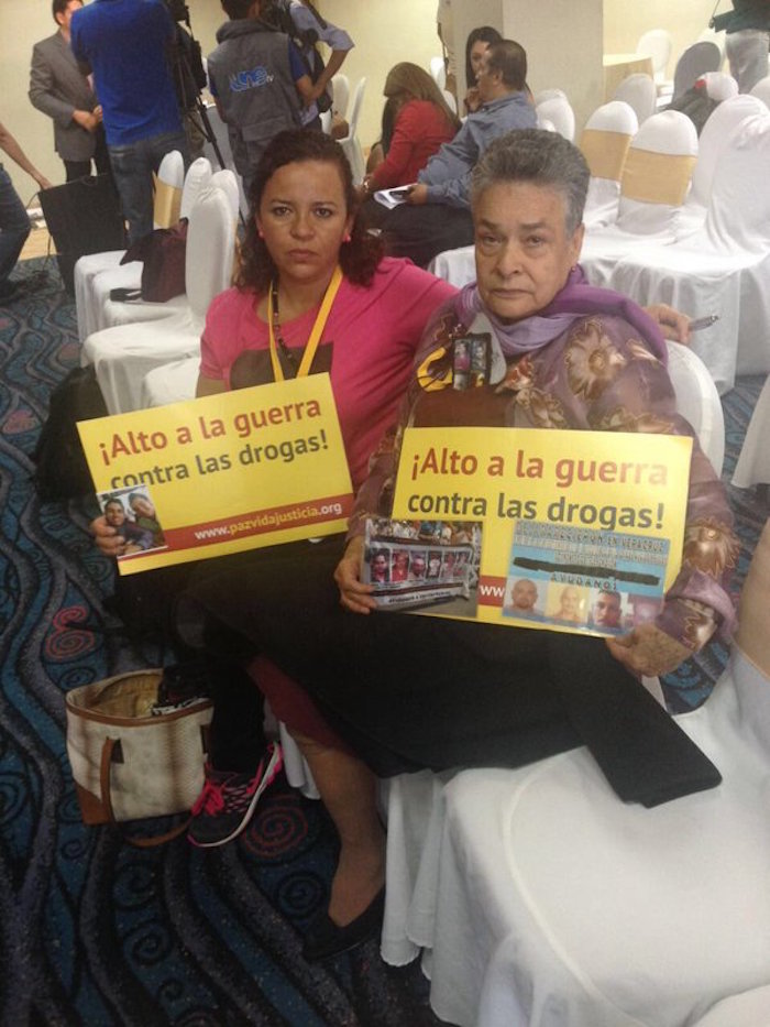 Maria Herrera (derecha) es una madre mexicana de cuatro hijos desaparecidos, dos de ellos en el municipio Atoyac de Álvarez, Guerrero, que participa en esta caravana. Foto: Twitter vía @Fam_Busqueda.