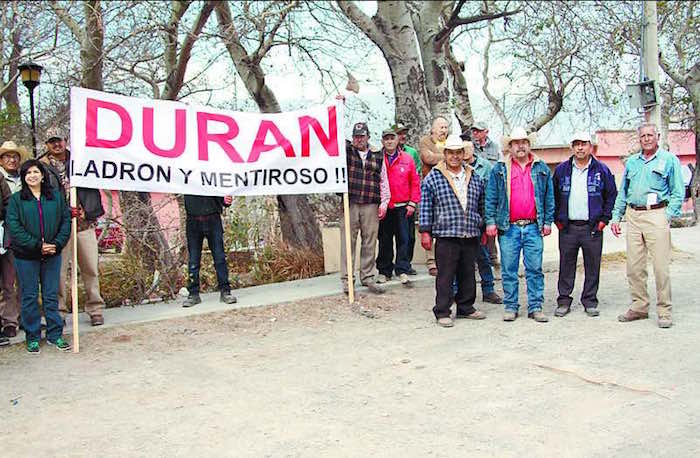 Ejidatarios durante la protesta en contra del Alcalde Arteaga. Foto: Héctor García, Vanguardia