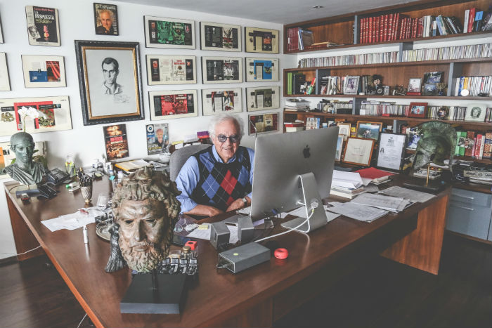 Nos recibió en su estudio de la Ciudad de México, una mañana de sol. Foto: Francisco Cañedo, SinEmbargo
