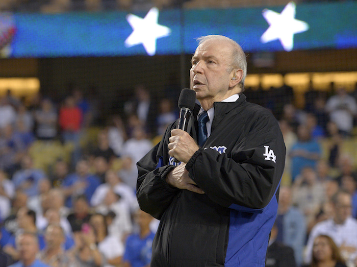 Frank Sinatra Jr. mientras canta el himno nacional antes de un juego de béisbol entre los Dodgers de Los Ángeles y los Piratas de Pittsburgh en Los Ángeles. Foto: AP/Archivo