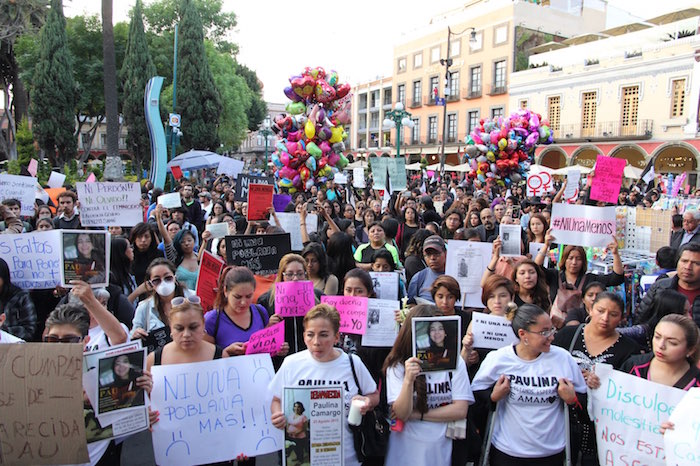 “Ni una más” fue la consigna plasmada en decenas de pancartas que portaron durante la marcha del silencio el pasado mes de febrero en Puebla. Foto: Luis Barrón, SinEmbargo 