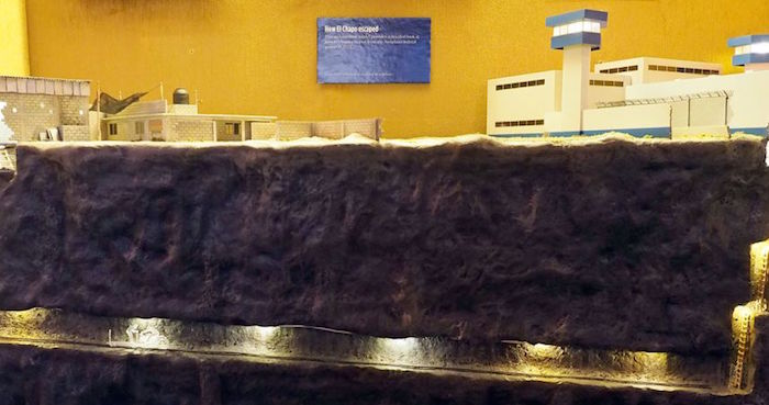 La intención de los creadores era poner énfasis en la celda del capo, el túnel y la salida en el inmueble por donde escapó. Foto: The Mob Museum.