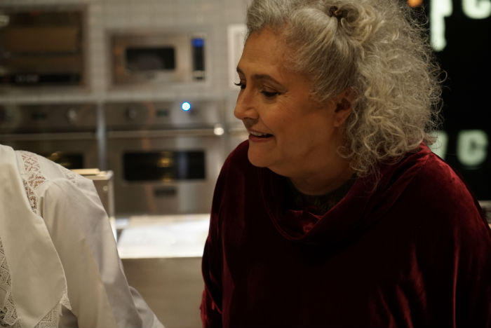 Laura Esquivel, atenta a los platillos. Foto: Canal Sony