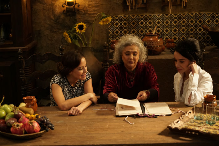 Laura Esquivel y la conductora del programa, Ana Claudia Talancón, junto a la chef Martha Ortiz Chapa. Foto: Canal Sony
