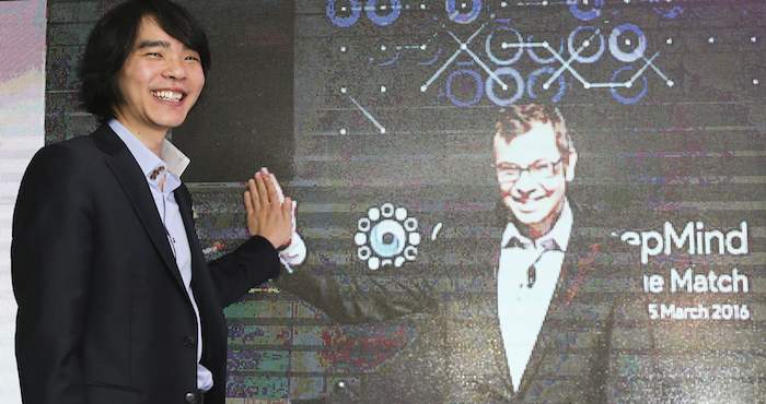 El campeón de Go profesional surcoreano Lee Se-dol (izda) realiza una videoconferencia con el CEO de Google DeepMind, Demis Hassabis, durante una rueda de prensa en Seúl (Corea del Sur), el pasado mes de febrero. Foto: EFE/Archivo