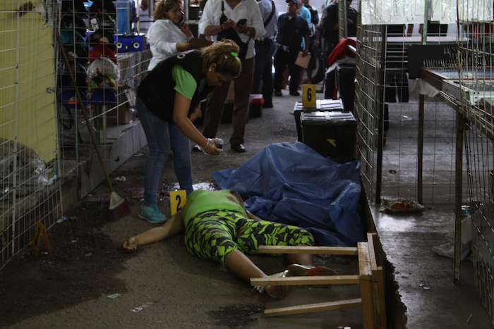 ACAPULCO, GUERRERO, 24MARZO2016.- Sigue la ola de violencia en el puerto de Acapulco. Al menos diez personas han muerto en hechos violentos en Acapulco en las últimas 16 horas. Dos mujeres quienes fueron asesinadas a balazos por un grupo de pistoleros en el mercado Acatianguis, sobre el bulevar Vicente Guerrero, en la colonia Postal. Ambas eran locatarias, se trataba de dos hermanas comerciantes de entre 40 y 45 años quienes no tenian para pagar la cuota ya que el dueño no se encontraba. El ataque ocurrió aproximadamente a las 18:30 horas. Al menos dos hombres resultaron heridos en la agresión. FOTO: BERNANDINO HERNÁNDEZ /CUARTOSCURO.COM