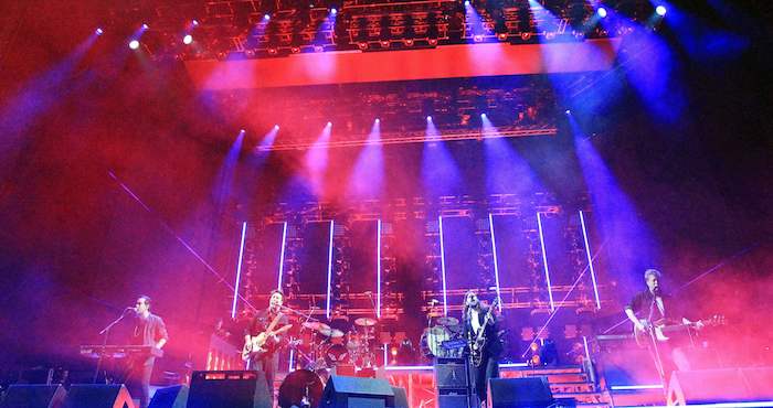 La banda británica puso a saltar a todo el Palacio de los Deportes en varias ocasiones y se mostró claramente feliz de su paso por el territorio. Foto: EFE