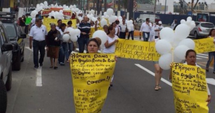 Al menos 200 manifestantes, entre familiares, amigos, organizaciones civiles y miembros de partidos políticos, exigieron en el puerto de Veracruz "No más impunidad" y "Justicia"por el caso de la adolescente que fue violada por cuatro jóvenes. Foto: ‏@gilius_22