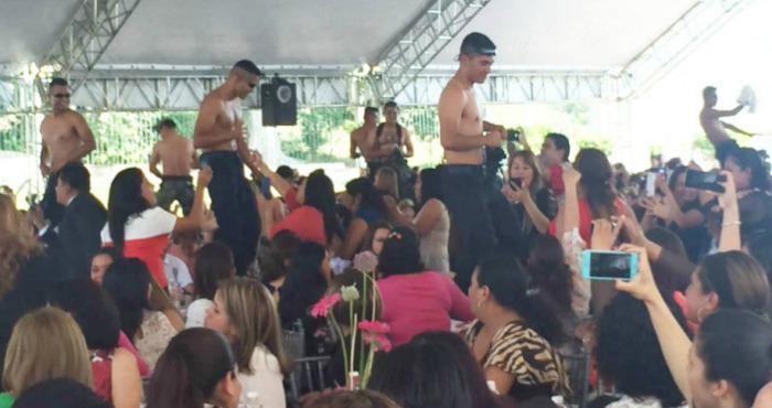 Policías que sólo vestían botas, pantalón azul y algunos verde, boina y lentes oscuros, bailaron sobre las mesas de las invitadas al ritmo de reggaeton. Foto: Especial