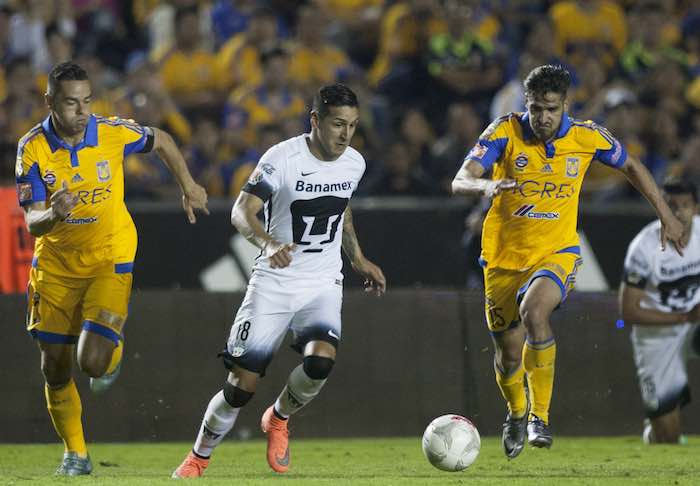 Anselmo Vendrechovski y Manuel Viniegra del equipo de los Tigres de la UANL se disputan el balón con Ismael Sosa equipo de los Pumas de la UNAM, en el estadio Universitario, partido correspondiente a la jornada 10 de la Liga MX, Clausura 2016. Foto: Cuartoscuro
