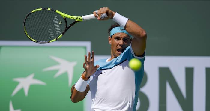 El español Rafael Nadal con una devolución ante el serbio Novak Djokovic en las semifinales del Masters de Indian Wells. Foto: AP/Mark J. Terrill