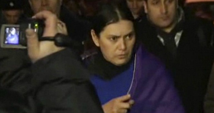 Gyulchekhra Bobokulova regresó a la escena del crimen. Mostró a la policía de Moscú cómo decapitó a la niña de 4 años que cuidaba. Foto: Especial