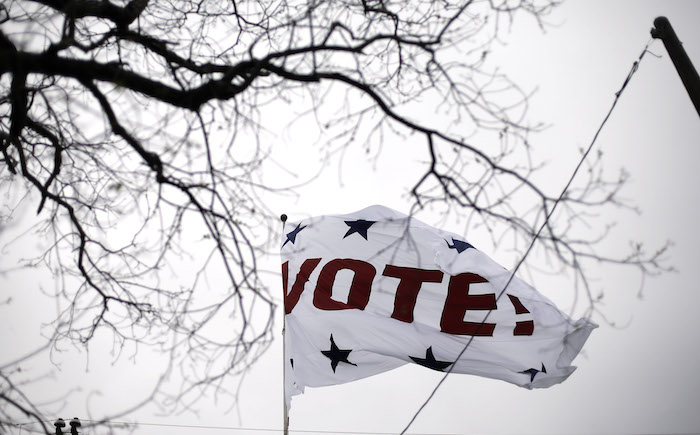 Una bandera gigante con la palabra “¡Vota!” ondea en la empresa Dixie Flag Company para animar a las personas a participar en las votaciones primarias del Supermartes, en San Antonio, Texas. Foto: AP.