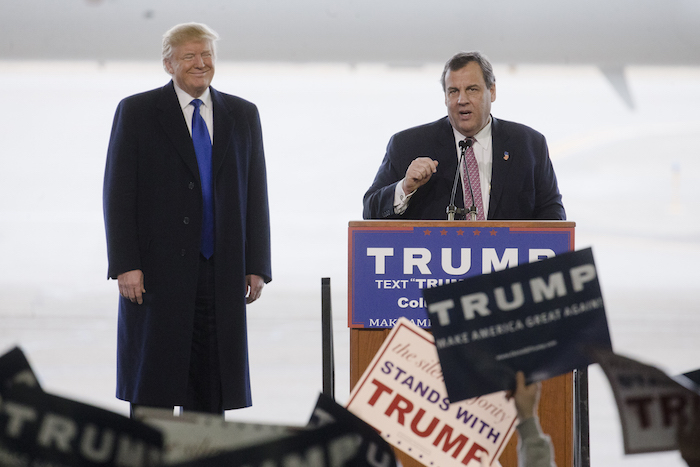 El Gobernador de New Jersey Chris Christie presenta al candidato presidencial Donald Trump. Foto: AP.