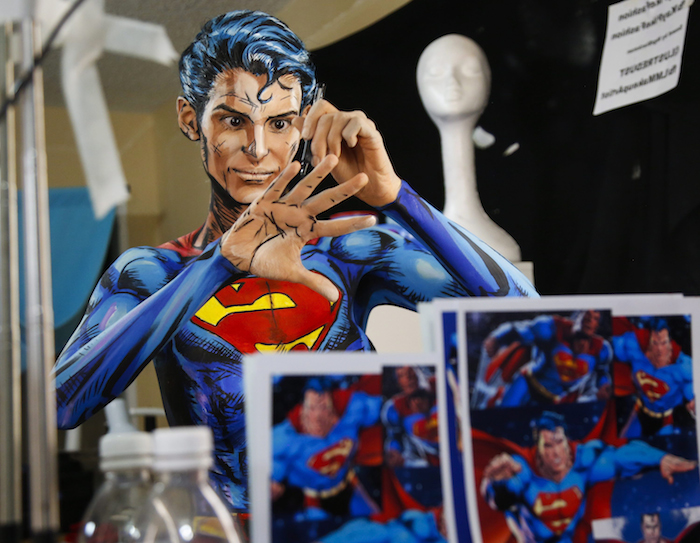 En esta foto del 19 de marzo del 2016, Kay Pike usa pintura y látex para transformarse en Superman, en un periodo de 12 horas, en su casa en Calgary, Canadá. La artista de 28 años se transforma en distintos personajes para un público en Internet. (Jeff McIntosh/The Canadian Press vía AP)