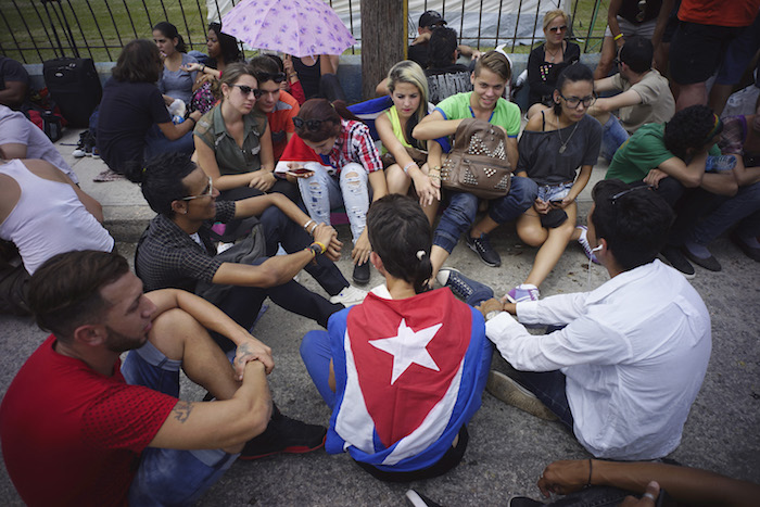 Admiradores de los Rolling Stones se reunieron afuera del recinto desde las primeras horas de este viernes darán un concierto gratuito en La Habana. Foto: AP