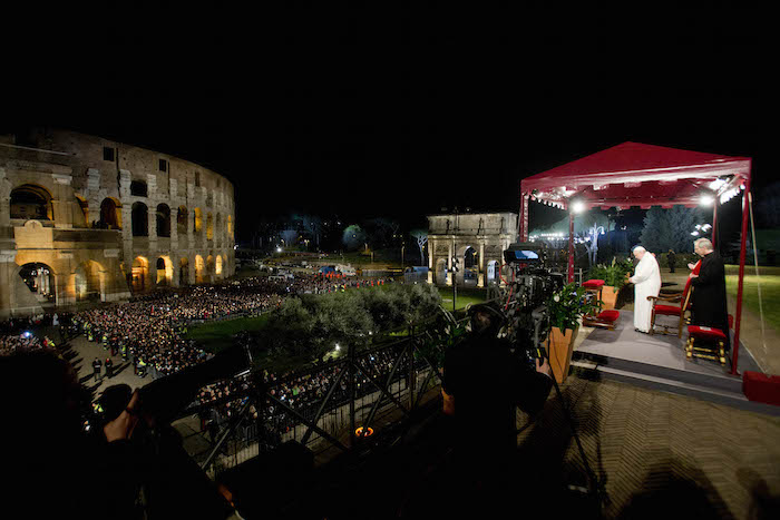 El Papa Francisco, a la derecha vestido de blanco, preside la ceremonia de la procesión de las antorchas encendidas con motivo del Viacrucis frente al Coliseo de Roma. Foto: AP