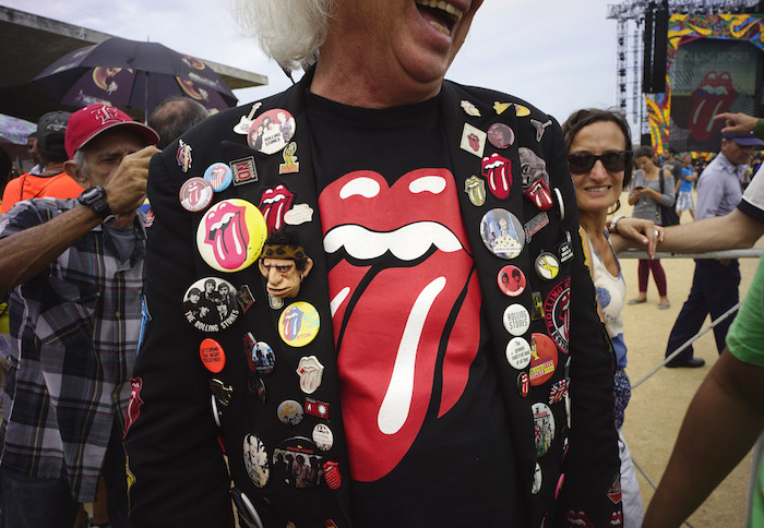 Un admirador de los Rolling Stones previo al concierto en la Ciudad Deportiva en La Habana. Foto: AP