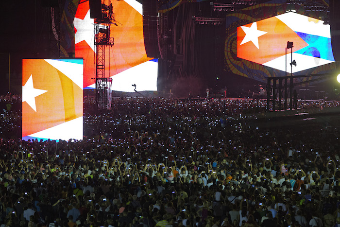 Miles de admiradores acudieron a la Ciudad Deportiva para ver tocar a los Rolling Stones en La Habana. Foto: AP