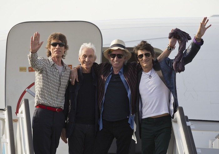 Los integrantes de los Rolling Stones, de izquierda a derecha, Mick Jagger, Keith Richards y Ron Wood posan para retratos a su llegada al Aeropuerto Internacional Jose Martí en La Habana, Cuba. Foto: AP