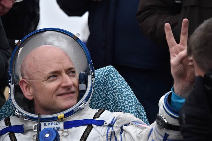 El cosmonauta estadounidense, Scott Kelly, tras aterrizar cerca de la localidad de Dzhezkazgan, en Kazajstán. Foto: AP.