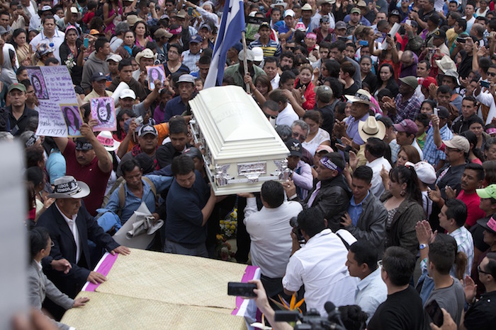 Una caravana acompañó hoy el féretro de la activista Berta Cáceres en La Esperanzas, Honduras. Foto: Xinhua