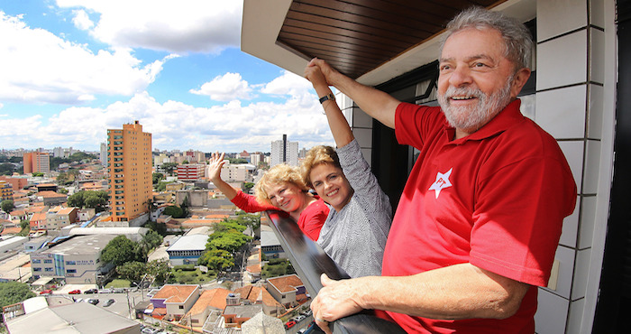 La presidenta de Brasil, Dilma Rousseff, levanta el brazo del ex Presidente Luiz Inacio Lula da Silva, durante su visita a la residencia de Lula da Silva en Sao Bernardo do Campo, en las afueras de Sao Paulo, Brasil. Foto: Xinhua.