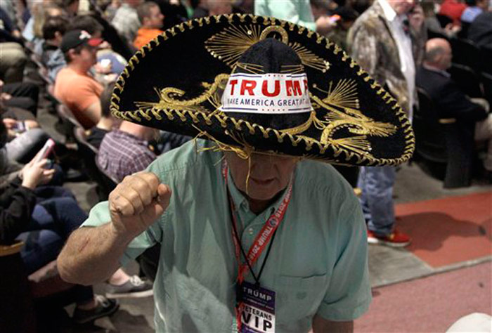 Jim Yates, usando un sombrero tradicional mexicano, participa en un mitin en apoyo del aspirante presidencial republicano Donald Trump en la Universidad Lenoir-Rhyne, en Hickory, North Carolina, el lunes 14 de marzo de 2016. Es el 17mo mitin de Trump al que asiste. Foto: Chuck Burton, AP