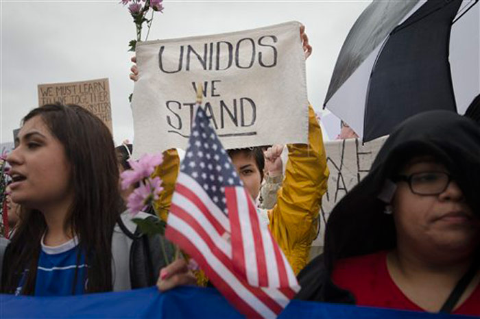 Un grupo de manifestantes protestando ante un evento de campaña de Donald Trump en West Chester, Ohio el 13 de marzo del 2016. Foto: John Minchillo, AP