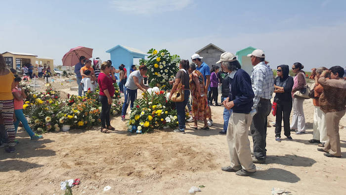Despedida. El pequeño fue despedido por sus familiares y amigos en el panteón. Foto: Especial/Vanguardia