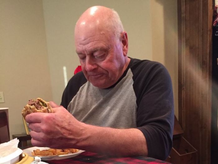 El abuelo había preparado hamburguesas para todos sus nietos pero sólo una se presentó a su cumpleaños. Foto: Twitter vía @kelssseyharmon