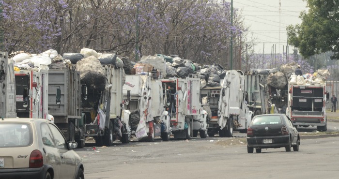 Decenas de camiones de basura se encuentran estacionados para acceder a la procesadora de basura de la Central de Abastos después del conflicto que hubo con el Estado de México y la acumulación de basura. Foto: Cuartoscuro