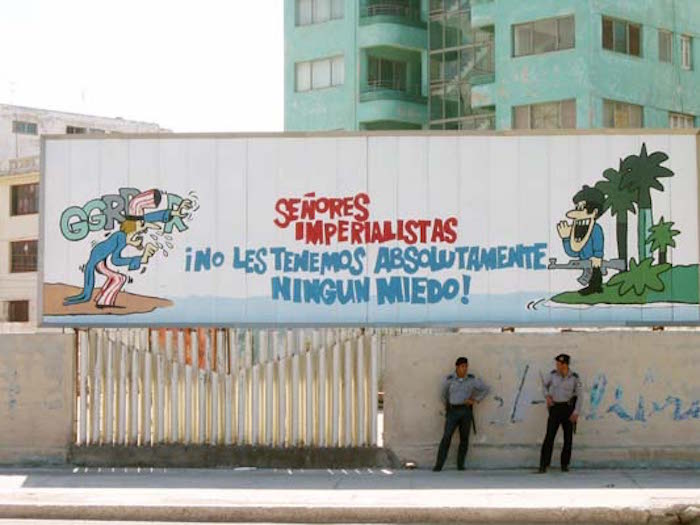 Para quienes crecimos en la doctrina de que a los imperialistas “no les tenemos absolutamente ningún miedo” ver a Obama en la televisión cubana no cambia las entrañas de una Nación donde el robo socialmente aceptado convive con la tasa de escolarización más alta de América Latina y una de mortalidad infantil más baja que la de Estados Unidos. Foto: Viaja a Cuba.