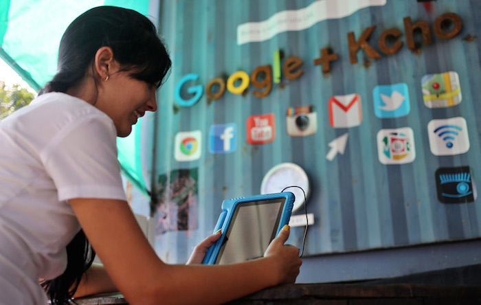 Una joven navega por internet en el centro tecnológico Google. Foto: EFE