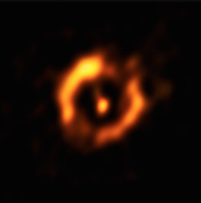 El polvoriento anillo que rodea a la estrella doble evolucionada IRAS 08544-4431. Foto: ESO/Digitized Sky Survey 2