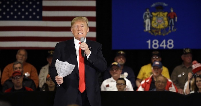 El precandidato presidencial republicano Donald Trump habla en un acto de campaña el miércoles, 30 de marzo. Foto: AP