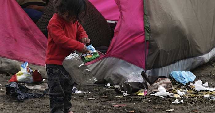 Una niña busca comida entre la basura en el campamento de refugiados de Idomeni, en el norte de Grecia. Foto: EFE/Archivo