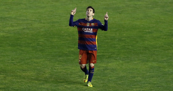 El delantero argentino del FC Barcelona Lionel Messi celebra su segundo gol, tercero del equipo frente al Rayo Vallecano, durante el partido de la vigésima séptima jornada de Liga en Primera División que se disputó en el estadio de Vallecas, en Madrid. Foto: EFE
