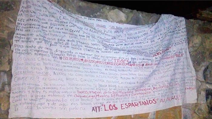 Imagen de una de las mantas que aparecieron ayer en distintos puntos de Iguala. Foto: El Sur